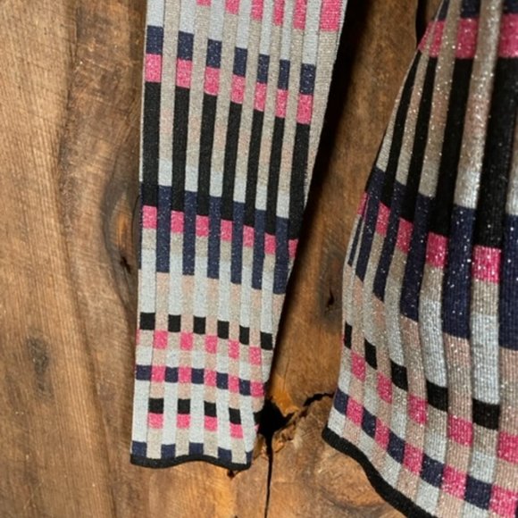 Carlisle New York NWOT Metallic Long Sleeved V-Neck Sweater - Size X-Small - Picture 6 of 11